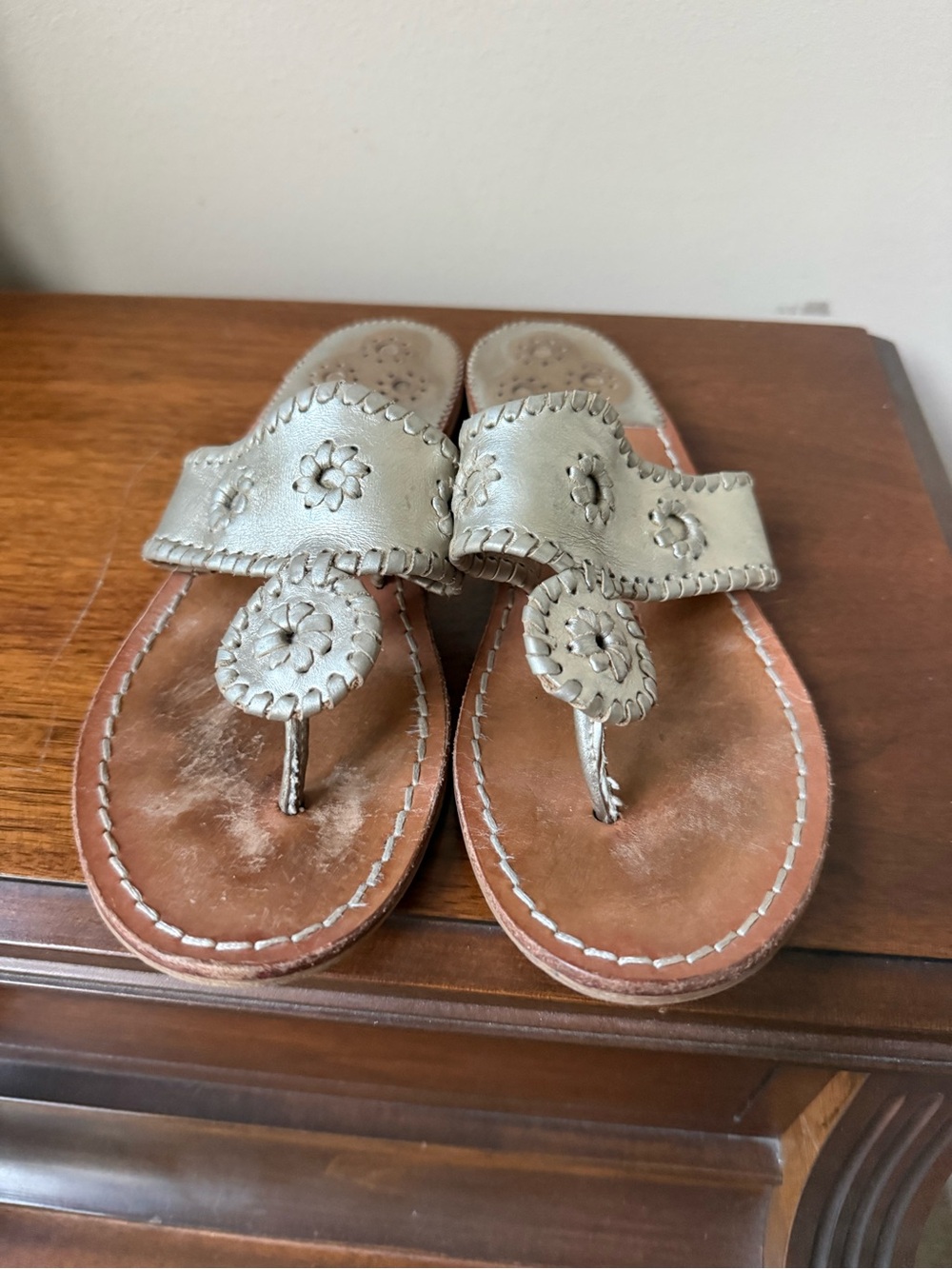 Jack Rogers Metallic Gold Floral Thong Sandals size 7